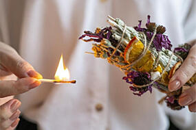 Bylinné zäzky a vonné tyčinky: Sprievodca očistou priestoru